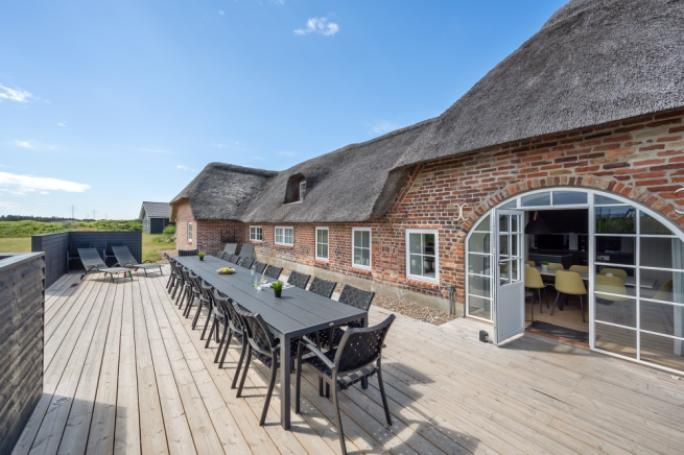 Das Luxusferienhaus Nr. 528 hat eine tolle Terrasse, die mit hochwertigen Gartenmöbeln für 28 Personen ausgestattet ist.