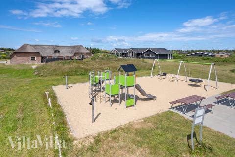 Zu dem attraktiven Ferienhaus Nr. 528 in Westjütland gehört auch ein tolles Angebot im Außenbereich, z. B. Spieleturm und Schaukeln