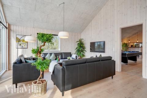 Die Couch im Luxusferienhaus Nr. 488 in Südjütland lädt zu Gesellschaftsspielen oder zu Kinoabenden ein.