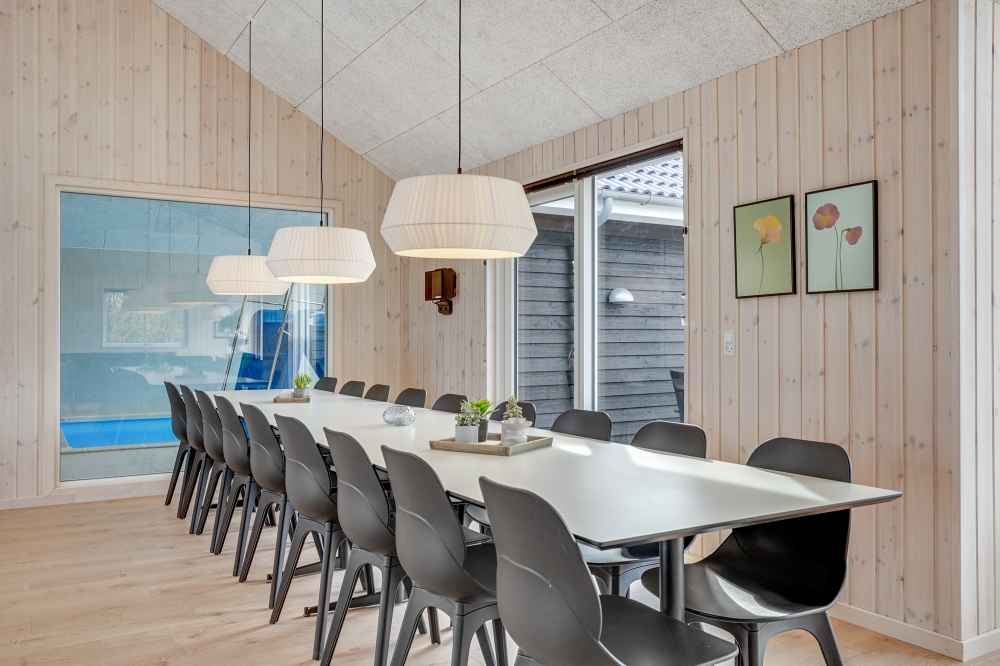 Der Aufenthaltsraum bietet Platz für 18 Personen, wenn ihr das Ferienhaus 488 in Südjütland besucht.