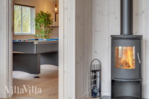 Der große, lichtdurchflutete Aufenthaltsraum im Luxusferienhaus Nr. 488 für 18.