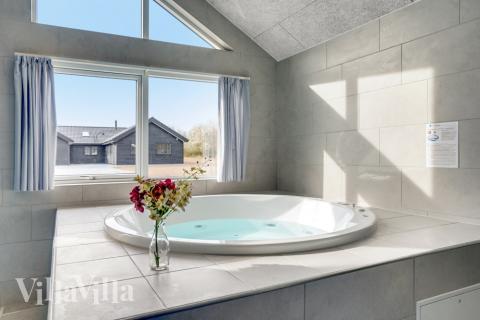 Genießen Sie den warmen Whirlpool im Luxusferienhaus Nr. 488 in Südjütland