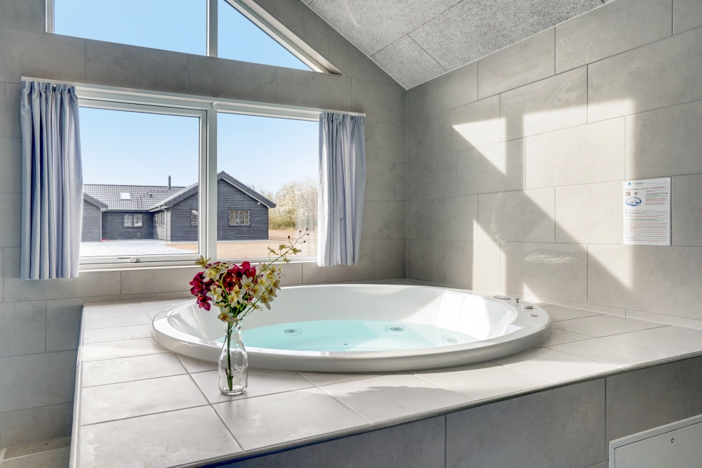 Genießen Sie den warmen Whirlpool im Luxusferienhaus Nr. 488 in Südjütland