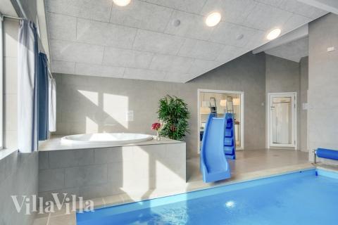 Das Ferienhaus 488 hat einen schicken Poolbereich mit Wasserrutsche, einem geräumigen, eingelassenen Whirlpool und einer Sauna.