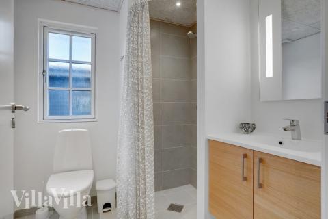 Eines der Badezimmer im Luxusferienhaus Nr. 520