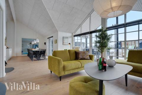 Die Couch im Luxusferienhaus Nr. 520 in Südjütland lädt zu Gesellschaftsspielen oder zu Kinoabenden ein.