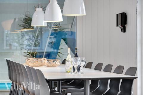 Der große, lichtdurchflutete Aufenthaltsraum im Luxusferienhaus Nr. 520 für 18.