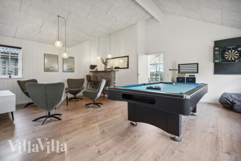 Das Luxusferienhaus 520 für 18 Personen hat einen großen Aktivitätsraum mit u. a. Billard und Darts