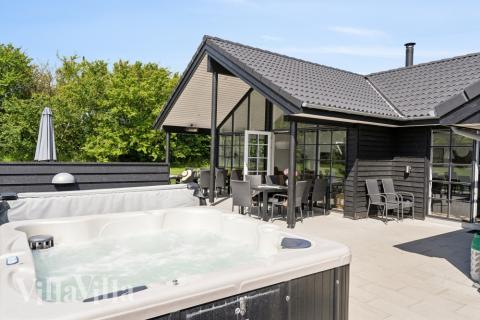 Genießen Sie den warmen Whirlpool im Luxusferienhaus Nr. 520 in Südjütland