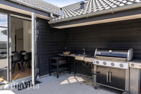 Genießen Sie einen Grillabend auf der Terrasse des Luxusferienhauses Nr. 520 in Südjütland