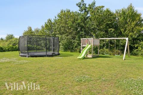 Zu dem attraktiven Ferienhaus Nr. 520 in Südjütland gehört auch ein tolles Angebot im Außenbereich, z. B. Spieleturm und Schaukeln