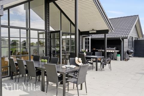 Auf der Terrasse des Ferienhauses Nr. 520 ist Platz für 18 Personen.