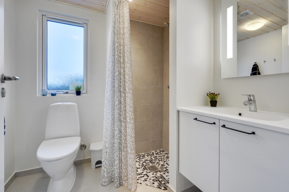 Eines der Badezimmer im Luxusferienhaus Nr. 532