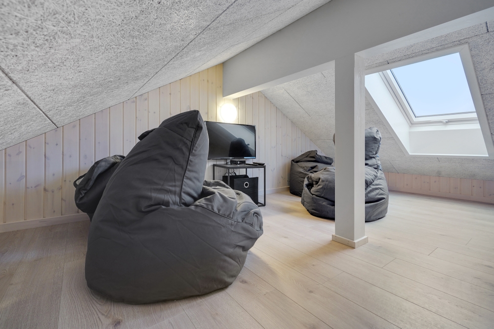 Der große ausgebaute Dachboden im Luxusferienhaus Nr. 532 für 20 Personen