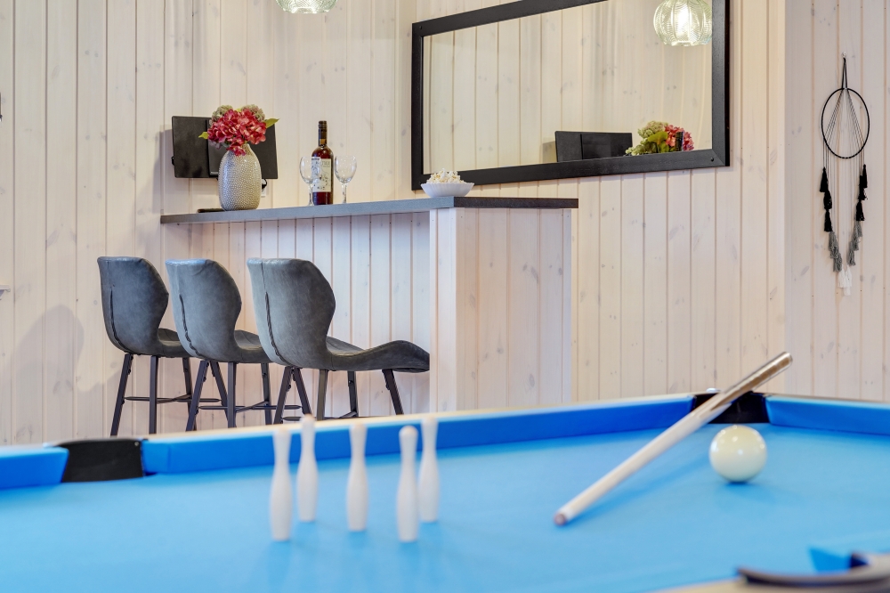 Neben den vielen schönen Stunden, die man im Poolbereich des Hauses verbringen kann, bietet das Luxusferienhaus 532 auch Spielevergnügen bei Billard/Tischtennis und Darts