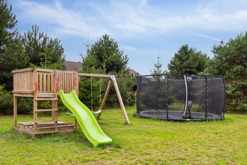 Zu dem attraktiven Ferienhaus Nr. 532 in Lolland/Falster/Mön gehört auch ein tolles Angebot im Außenbereich, z. B. Spieleturm und Schaukeln