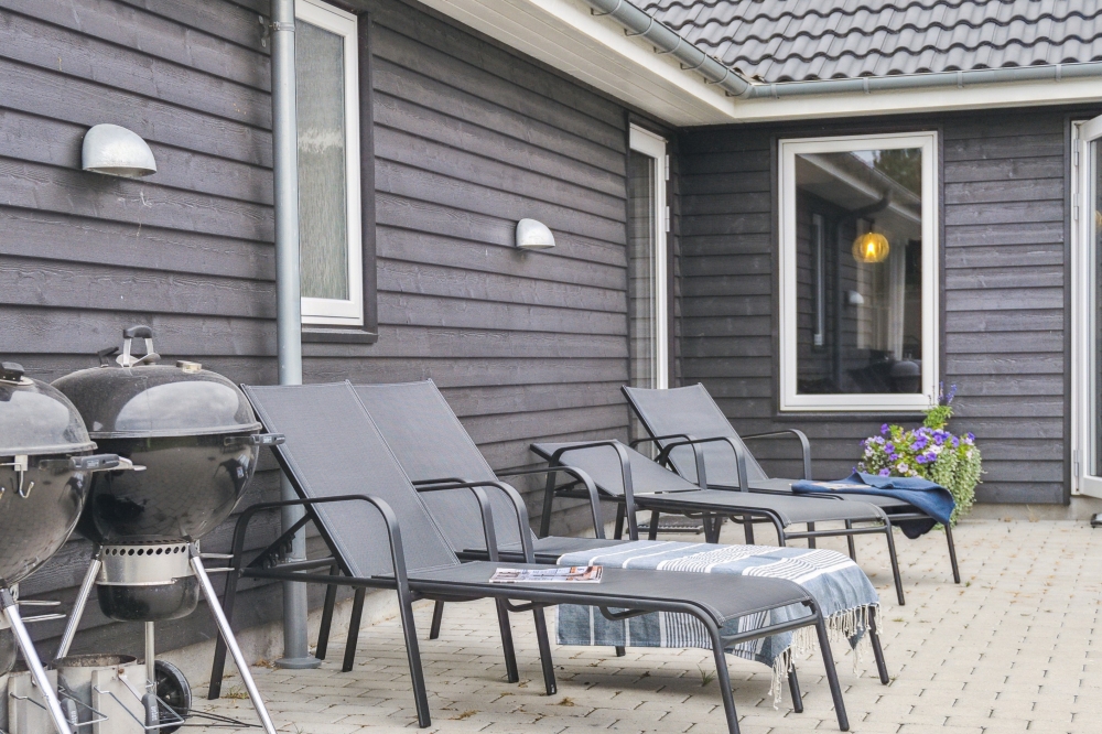 Genießen Sie einen Grillabend auf der Terrasse des Luxusferienhauses Nr. 532 in Lolland/Falster/Mön