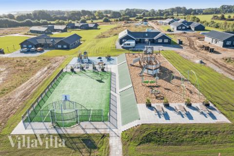 Zu dem attraktiven Ferienhaus Nr. 530 in Südjütland gehört auch ein tolles Angebot im Außenbereich, z. B. Spieleturm und Schaukeln