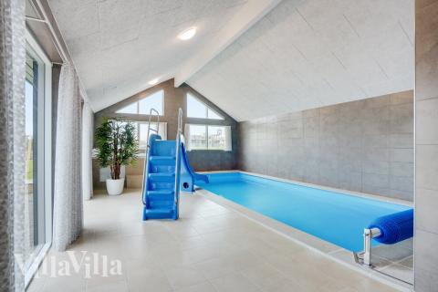 Der schicke Pool im Luxusferienhaus Nr. 530 für 26 Personen