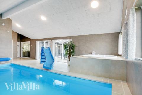 Das Ferienhaus 530 hat einen schicken Poolbereich mit Wasserrutsche, einem geräumigen, eingelassenen Whirlpool und einer Sauna.