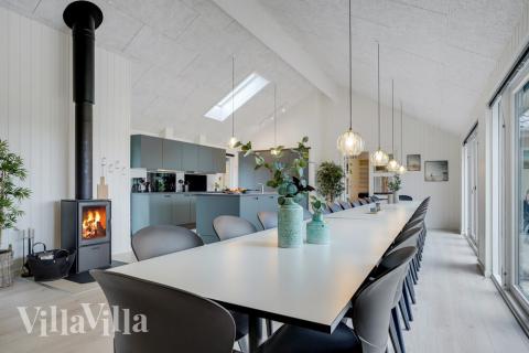 Der große, lichtdurchflutete Aufenthaltsraum im Luxusferienhaus Nr. 530 für 26.