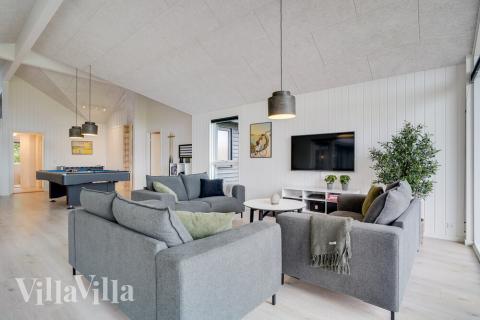 Die Couch im Luxusferienhaus Nr. 530 in Südjütland lädt zu Gesellschaftsspielen oder zu Kinoabenden ein.