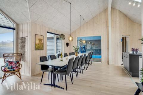 Der Aufenthaltsraum bietet Platz für 16 Personen, wenn ihr das Ferienhaus 527 in Nordseeland besucht.