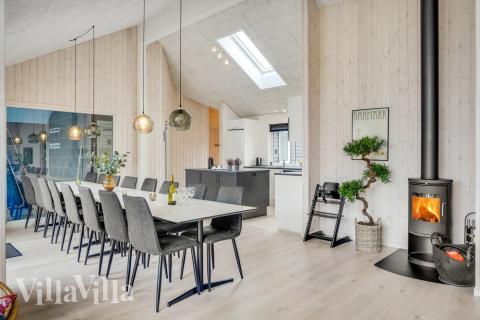 Der große, lichtdurchflutete Aufenthaltsraum im Luxusferienhaus Nr. 527 für 16.