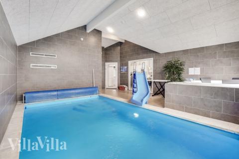 Das Ferienhaus 527 hat einen schicken Poolbereich mit Wasserrutsche, einem geräumigen, eingelassenen Whirlpool und einer Sauna.