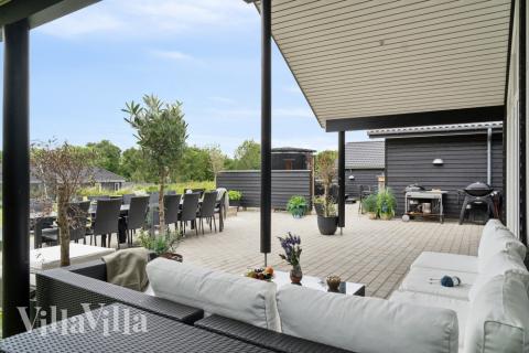 Auf der Terrasse des Ferienhauses Nr. 527 ist Platz für 16 Personen.