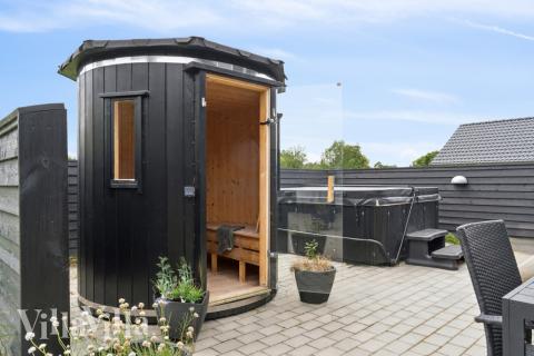 Zu dem attraktiven Ferienhaus Nr. 527 in Nordseeland gehört auch ein tolles Angebot im Außenbereich, z. B. Spieleturm und Schaukeln