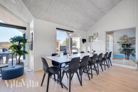 Der große, lichtdurchflutete Aufenthaltsraum im Luxusferienhaus Nr. 533 für 14.