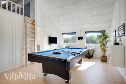 Das Luxusferienhaus 533 für 14 Personen hat einen großen Aktivitätsraum mit u. a. Billard und Darts