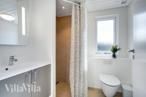 Eines der Badezimmer im Luxusferienhaus Nr. 533