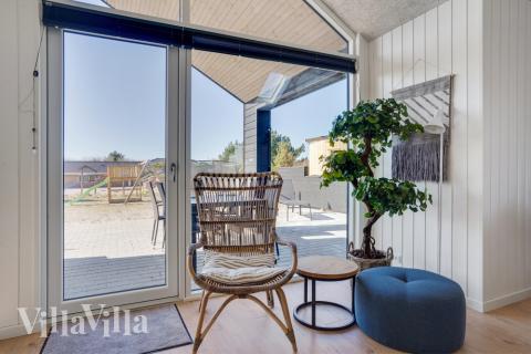 Die Couch im Luxusferienhaus Nr. 533 in Westjütland lädt zu Gesellschaftsspielen oder zu Kinoabenden ein.