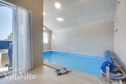 Das Ferienhaus 533 hat einen schicken Poolbereich mit Wasserrutsche, einem geräumigen, eingelassenen Whirlpool und einer Sauna.