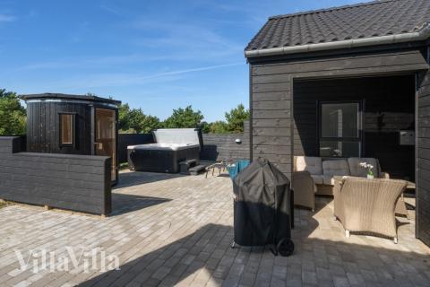 Genießen Sie einen Grillabend auf der Terrasse des Luxusferienhauses Nr. 533 in Westjütland