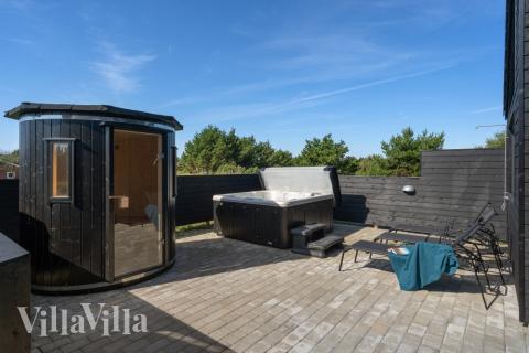 Zu dem attraktiven Ferienhaus Nr. 533 in Westjütland gehört auch ein tolles Angebot im Außenbereich, z. B. Spieleturm und Schaukeln