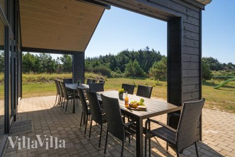 Auf der Terrasse des Ferienhauses Nr. 533 ist Platz für 14 Personen.