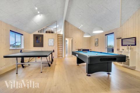 Das Luxusferienhaus 529 für 20 Personen hat einen großen Aktivitätsraum mit u. a. Billard und Darts