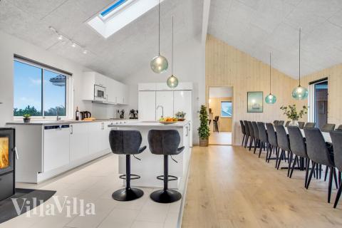 Der große, lichtdurchflutete Aufenthaltsraum im Luxusferienhaus Nr. 529 für 20.