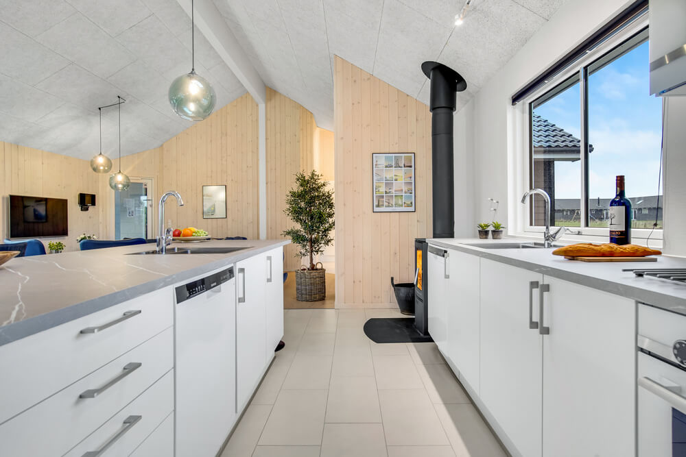 Gut ausgestattete Küche im Luxusferienhaus Nr. 529 in Nordjütland.