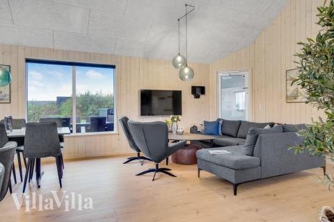 Die Couch im Luxusferienhaus Nr. 529 in Nordjütland lädt zu Gesellschaftsspielen oder zu Kinoabenden ein.