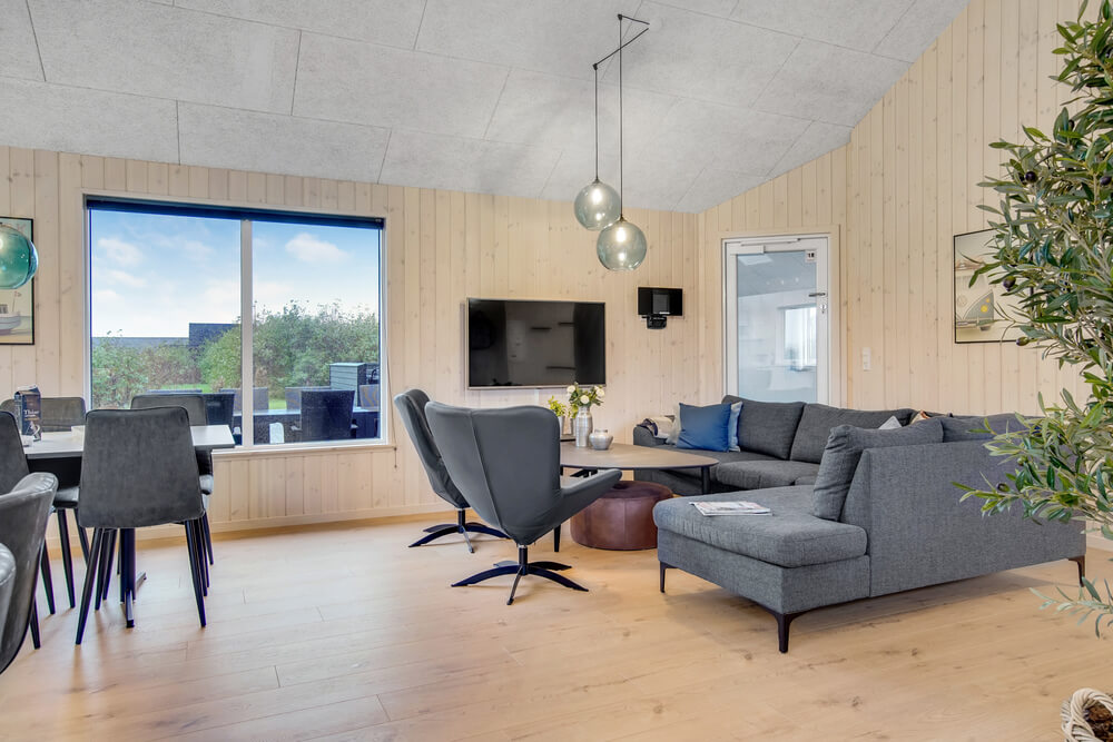 Die Couch im Luxusferienhaus Nr. 529 in Nordjütland lädt zu Gesellschaftsspielen oder zu Kinoabenden ein.