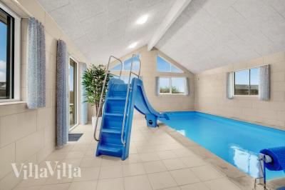 Das Ferienhaus 529 hat einen schicken Poolbereich mit Wasserrutsche, einem geräumigen, eingelassenen Whirlpool und einer Sauna.
