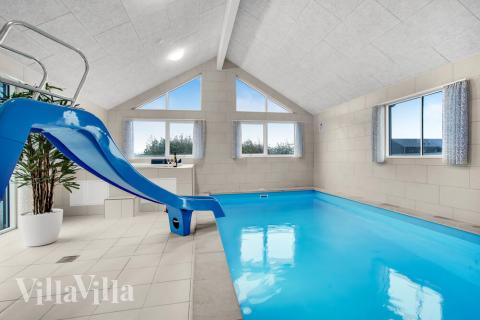 Das Ferienhaus 529 hat einen schicken Poolbereich mit Wasserrutsche, einem geräumigen, eingelassenen Whirlpool und einer Sauna.