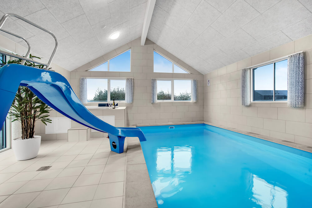 Das Ferienhaus 529 hat einen schicken Poolbereich mit Wasserrutsche, einem geräumigen, eingelassenen Whirlpool und einer Sauna.