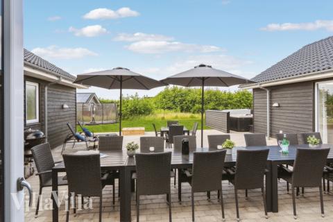 Genießen Sie einen Grillabend auf der Terrasse des Luxusferienhauses Nr. 529 in Nordjütland