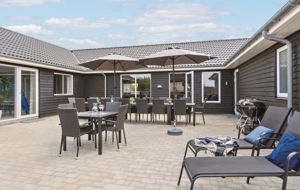 Auf der Terrasse des Ferienhauses Nr. 529 ist Platz für 20 Personen.