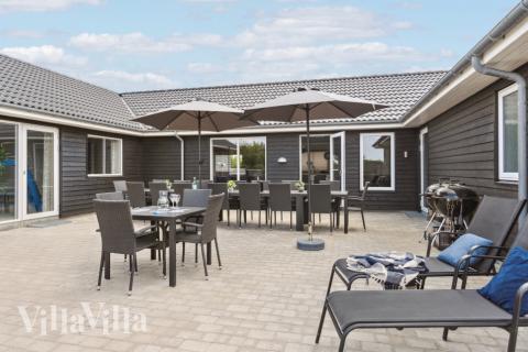 Auf der Terrasse des Ferienhauses Nr. 529 ist Platz für 20 Personen.